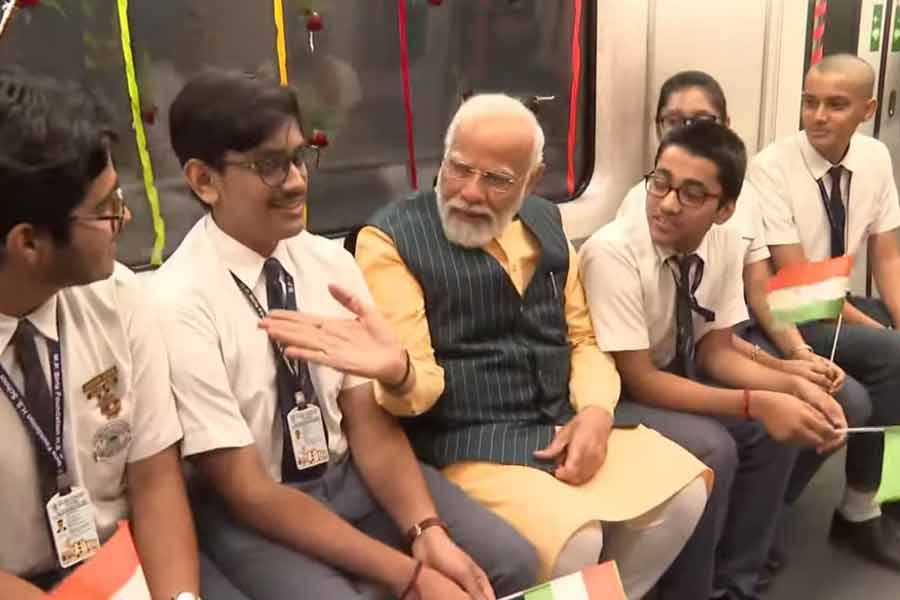 স্কুলপড়ুয়াদের সঙ্গে মোদী।