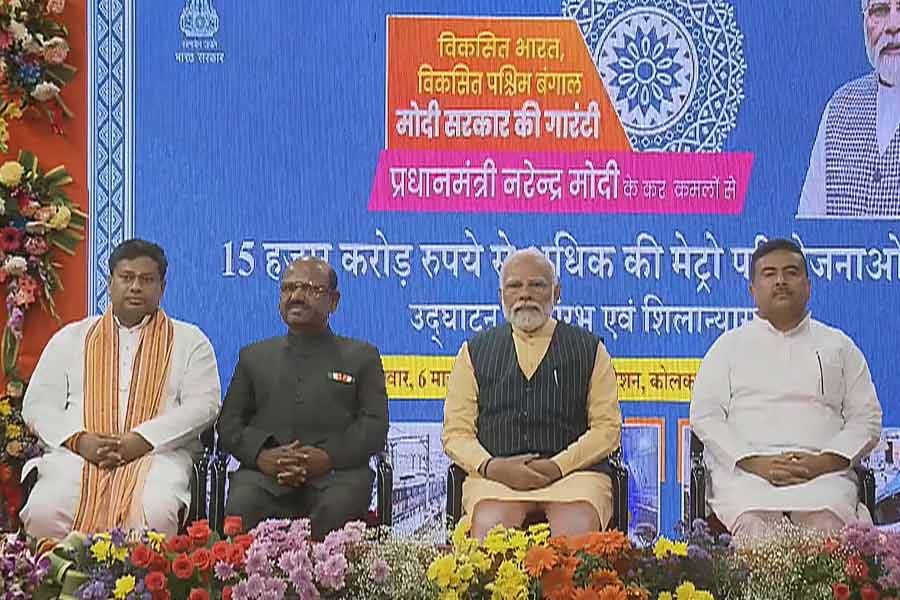 সুকান্ত মজুমদার, সিভি আনন্দ বোস, নরেন্দ্র মোদী এবং শুভেন্দু অধিকারী (বাঁ দিক থেকে)।