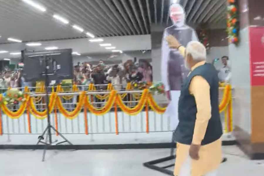 হাত নাড়ছেন প্রধানমন্ত্রী নরেন্দ্র মোদী।