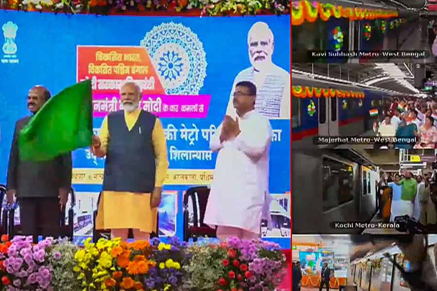 সবুজ পতাকা হাতে প্রধানমন্ত্রী নরেন্দ্র মোদী।