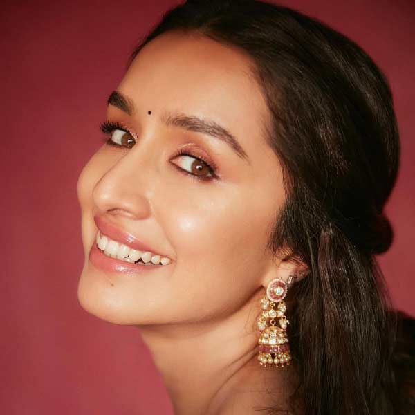 কখনও সহ-অভিনেতার সঙ্গে, কখনও বা আলোকচিত্রীর সঙ্গে নাম জড়িয়েছে তাঁর। বড় পর্দায় পা রেখেছেন ১৪ বছর আগে। পেশাগত জীবনের পাশাপাশি আলোচনা হয়েছে তাঁর ব্যক্তিগত জীবন নিয়েও। কিন্তু কখনওই তা নিয়ে প্রকাশ্যে কিছু বলেননি শক্তি কপূরের কন্যা শ্রদ্ধা কপূর।