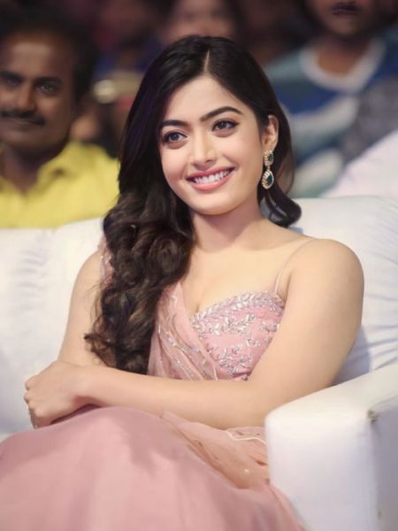 These classy hairstyles of Rashmika Mandanna are best for ethnic wear dgtl