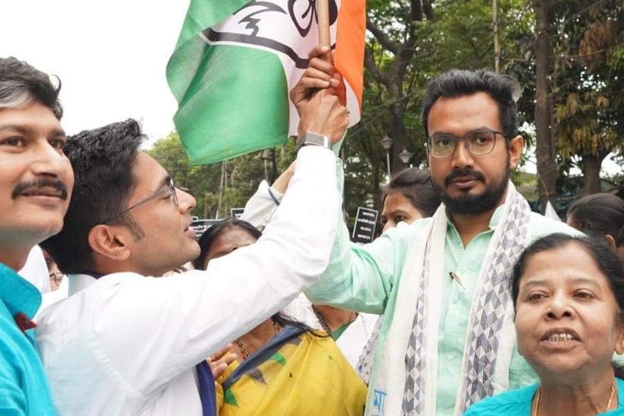 অভিষেক বন্দ্যোপাধ্যায় এবং মুকুটমণি অধিকারী।  বৃহস্পতিবার। 