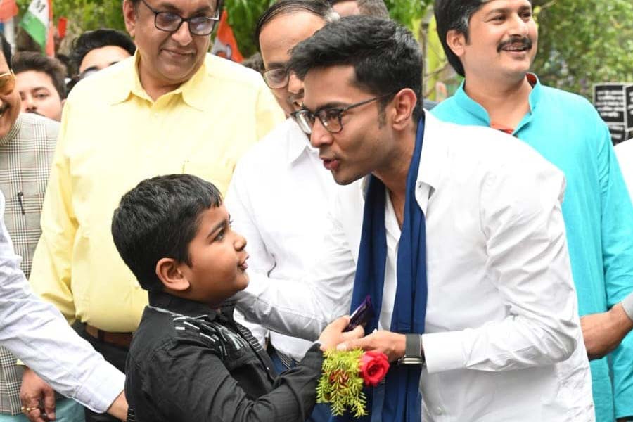 অভিষেককে ফুল দিয়ে স্বাগত জানাচ্ছে এক শিশু। বৃহস্পতিবার। 