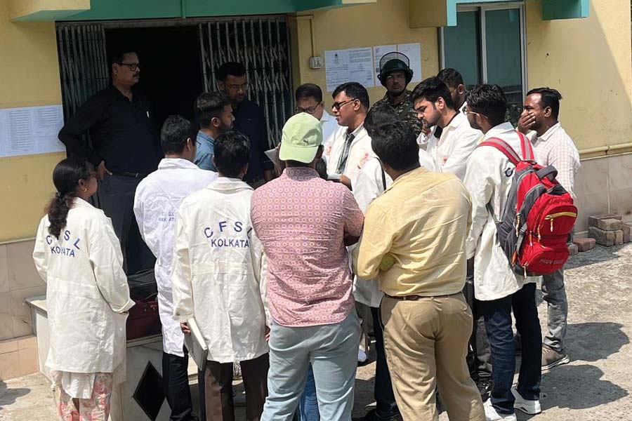 শাহজাহানের বাড়ির সামনে ইডি আধিকারিকেরা ঘটনার বর্ণনা দিচ্ছেন।