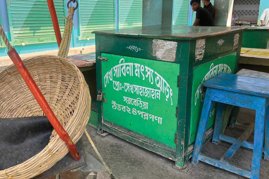 শাহজাহান মার্কেটে শাহজাহানের মাছের আড়ত।