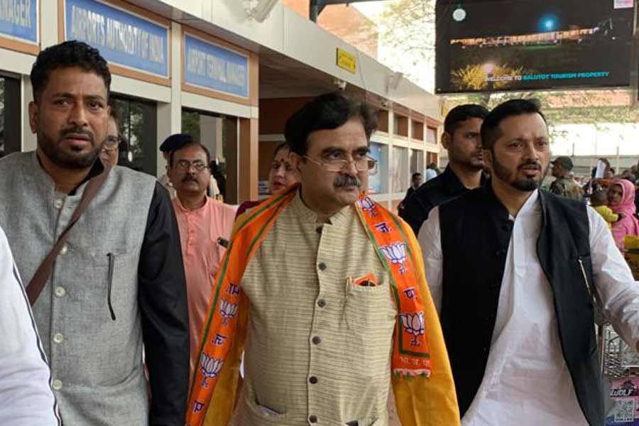 শনিবার বাগডোগরা বিমানবন্দরে অভিজিৎ গঙ্গোপাধ্যায়।