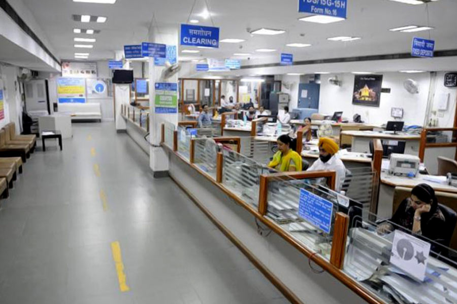 ২০১৮-’১৯ অর্থবর্ষের শেষে, দেশের রাষ্ট্রায়ত্ত এবং বেসরকারি ব্যাঙ্কগুলিতে দাবিহীন আমানতের পরিমাণ ছিল ১৭,৭৮৪ কোটি টাকা। ২০২৩ সালের ৩১ মার্চ তা বৃদ্ধি পেয়ে ৪২ হাজার ২৭২ কোটি টাকা হয়েছে বলে জানাচ্ছে অর্থ মন্ত্রকের নথি। অর্থাৎ, গত পাঁচ বছরে প্রায় আড়াই গুণ বৃদ্ধি পেয়েছে ভারতীয় ব্যাঙ্কগুলির হাতে থাকা দাবিদারহীন আমানতের পরিমাণ।