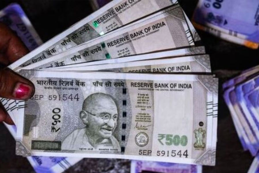 গত অর্থবর্ষে রাষ্ট্রায়ত্ত এবং বেসরকারি ব্যাঙ্কগুলিতে দাবিদারহীন আমানতের পরিমাণ ছিল ৩২ হাজার ৯৩৪ কোটি। এক বছরে যা প্রায় ১০ হাজার কোটি টাকা বৃদ্ধি পেয়েছে।