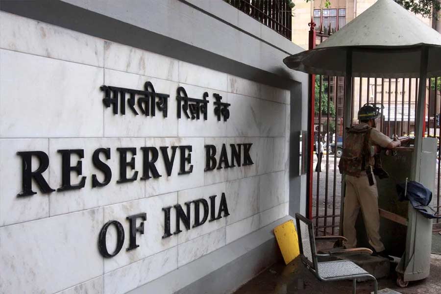 শুধু রাষ্ট্রায়ত্ত এবং বেসরকারি ব্যাঙ্ক নয়, বিদেশি ব্যাঙ্ক, গ্রামীণ ব্যাঙ্ক, সমবায় ব্যাঙ্কের হাতে থাকা দাবিহীন টাকার হিসাবও রাখে আরবিআই।