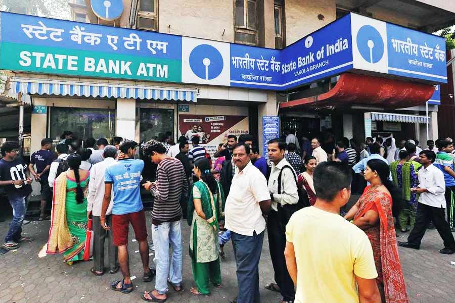 ১৯৯৯ সালে, দেশের বৃহত্তম রাষ্ট্রায়ত্ত ব্যাঙ্ক ‘স্টেট ব্যাঙ্ক অফ ইন্ডিয়া (এসবিআই)’-এর হাতে দাবিহীন ১৪৪.২৬ কোটি টাকা ছিল। ২০১৩ সালে তা বৃদ্ধি পেয়ে দাঁড়ায় ১,৪৬৯.৯৯ কোটি টাকা।