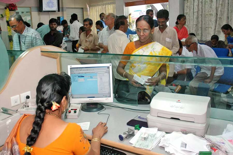 অন্য দিকে, ভারতের রাষ্ট্রায়ত্ত ব্যাঙ্কগুলির হিসাব বলছে, ২০০০ সালে সেই ব্যাঙ্কগুলির হাতে এমন ৪০১.৯৪ কোটি টাকা ছিল, যার কোনও দাবিদার ছিল না। ২০১১ সালে তা বৃদ্ধি পেয়ে দাঁড়ায় ১৯৪৪.৫২ কোটি টাকা। ২০১৮ সালে তা হয় ৯,০১৯ কোটি। ২০২৩ সালে সেই পরিমাণ আরও বৃদ্ধি পেয়ে ৩৫,০১২ কোটি টাকায় দাঁড়িয়েছে।