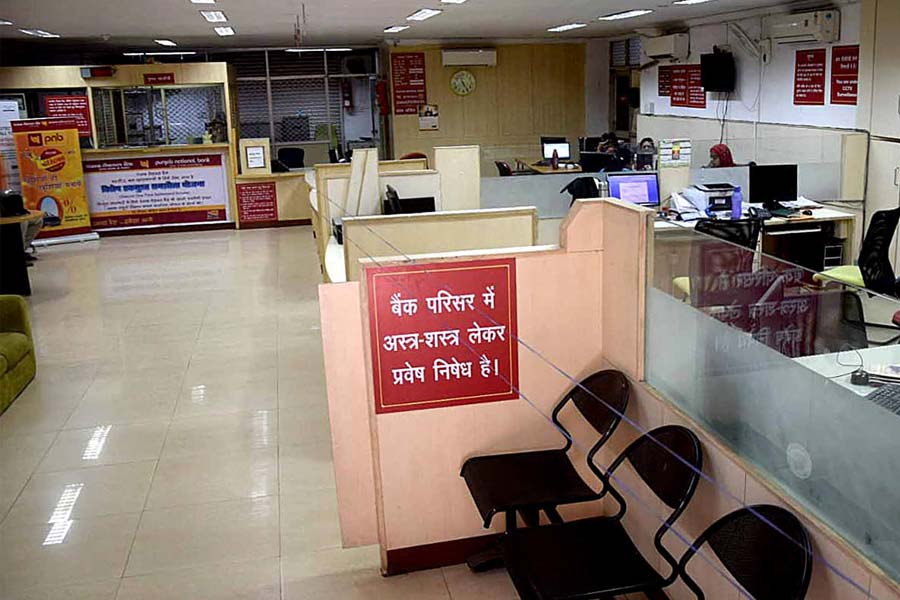 অর্থাৎ, গত দু’দশকে, ভারতের ব্যাঙ্কগুলিতে দাবিহীন আমানত বৃদ্ধি পেয়েছে প্রায় ৯০ গুণ।