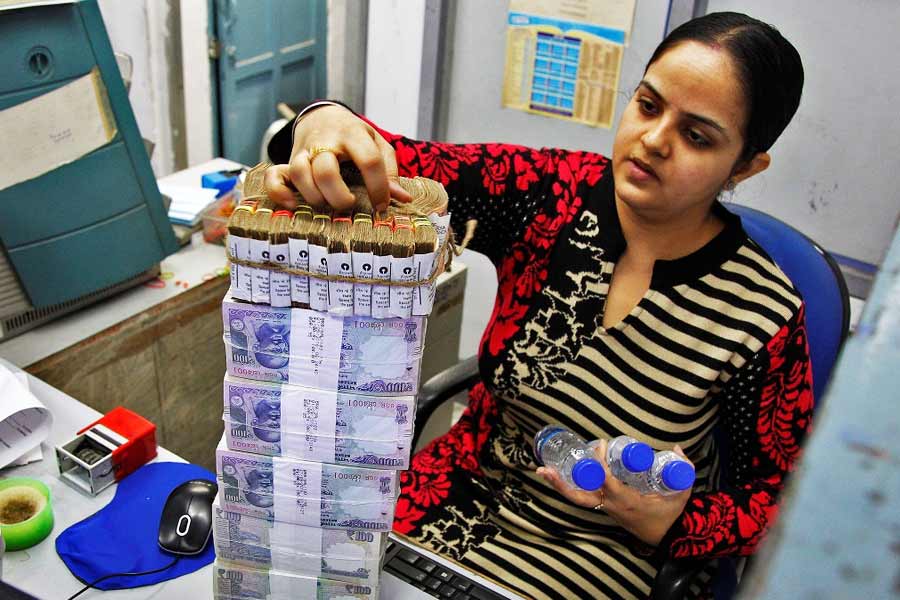 মৃত গ্রাহকদের অ্যাকাউন্টের ক্ষেত্রেও নমিনি বা উত্তরাধিকারীরা দাবি না করায় অনেক দাবিহীন টাকা জমেছে ব্যাঙ্কগুলির কাছে।