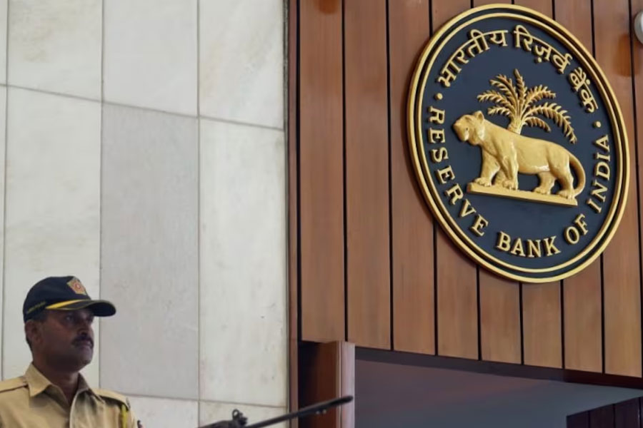 প্রতি বছর এই দাবিদারহীন অ্যাকাউন্টগুলির তালিকা আরবিআইকে জমা দেয় ব্যাঙ্কগুলি। এর পর সেই আমানত ‘ডিপোজিটর এডুকেশন অ্যান্ড অ্যাওয়ারনেস (ডিইএ) ফান্ড স্কিম’ তহবিলে স্থানান্তরিত হয়। যার রক্ষণাবেক্ষণের দায়িত্বে থাকে আরবিআই।