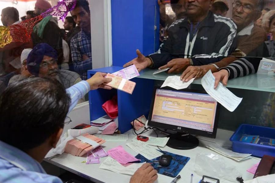 তবে যে কোনও গ্রাহক বা তাঁদের আইনি উত্তরাধিকারীরা চাইলেই উপযুক্ত প্রমাণ দিয়ে সেই টাকা তুলতে পারবেন। উপযুক্ত সুদও পাবেন।