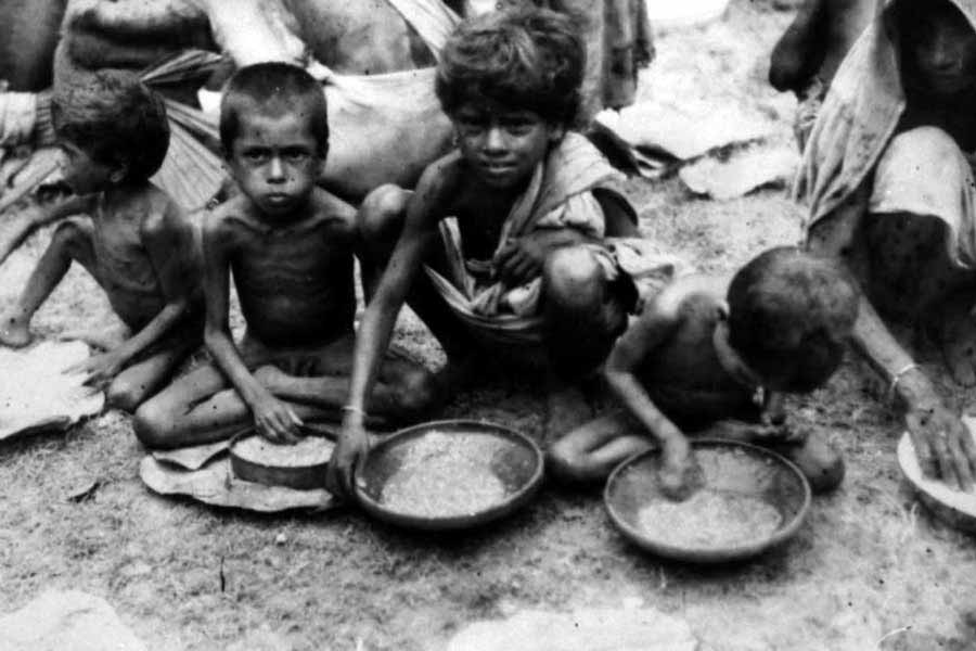 বিপন্ন: ১৯৪৩ সালের মন্বন্তর। ছবি আনন্দবাজার পত্রিকা-র আর্কাইভস থেকে।