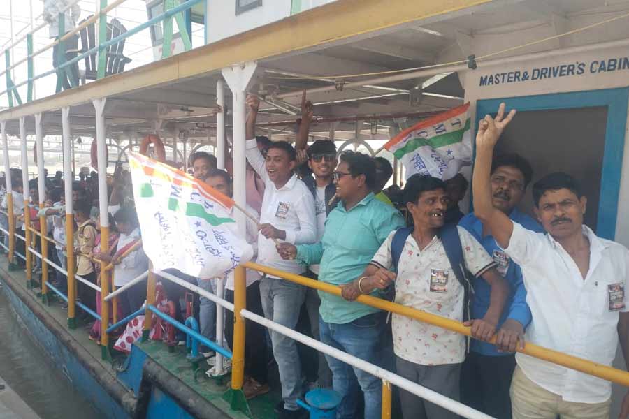 হাওড়া স্টেশন থেকে বহু মানুষ লঞ্চে ব্রিগেড পৌঁছচ্ছেন। সকাল থেকে ফেরি পরিষেবায় চোখে পড়ার মতো ভিড়।