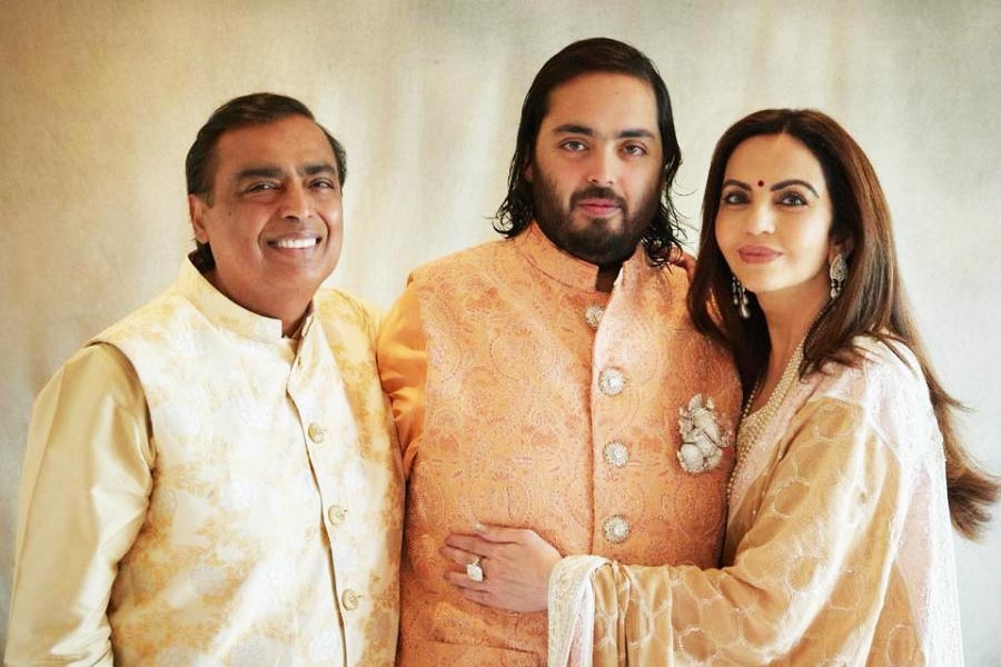 চলতি মাসে গুজরাতের জামনগরে অনুষ্ঠিত হল শিল্পপতি মুকেশ অম্বানীর কনিষ্ঠ পুত্র অনন্ত অম্বানী এবং রাধিকা মার্চেন্টের প্রাক্‌বিবাহ অনুষ্ঠান।