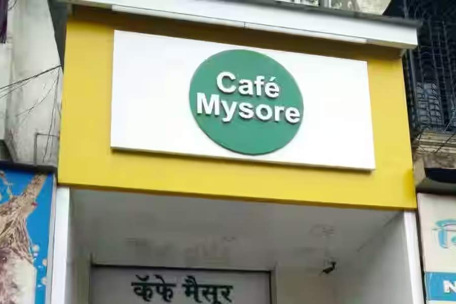 বহু বছর কেটে যাওয়ার পরেও সেই স্বাদ ভুলতে পারেননি মুকেশ। মুম্বইয়ে থাকলে এখনও সপ্তাহে অন্তত এক বার ওই রেস্তরাঁয় গিয়ে দক্ষিণ ভারতীয় খাবার চেখে দেখেন তিনি।