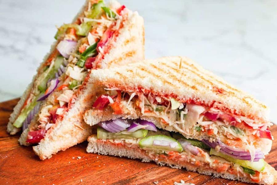 দক্ষিণ ভারতীয় খাবারের পাশাপাশি ওই রেস্তরাঁয় পাওয়া যায় উত্তর ভারতীয় খাবার, স্যান্ডউইচ-সহ নানা রকম মুখরোচক খাবার।