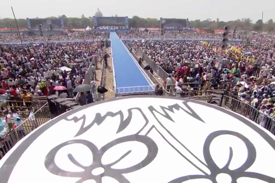 ব্রিগেডের অভিনব মঞ্চ। রবিবার।