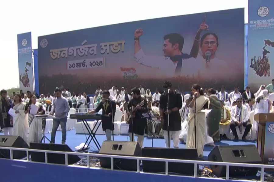 ব্রিগেডের মঞ্চে অনুষ্ঠান চলছে। রবিবার।