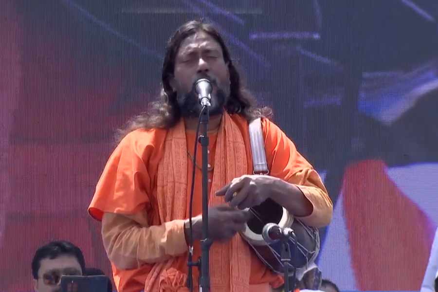 ব্রিগেডের মঞ্চে চলছে বাউল গান। রবিবার।