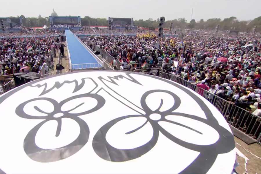 ব্রিগেডের মঞ্চ। রবিবার।