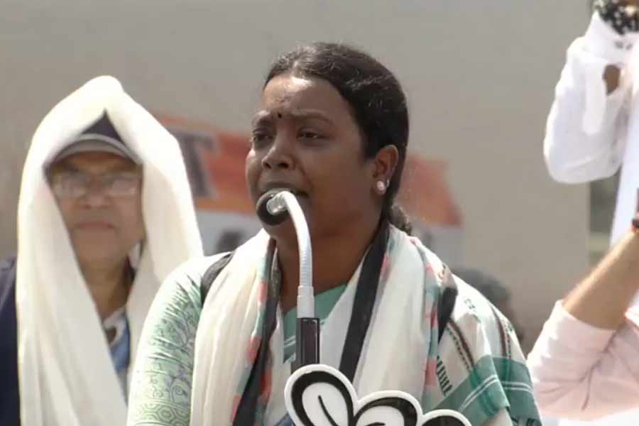 ভাষণ দিচ্ছেন বিরবাহা হাঁসদা। রবিবার।