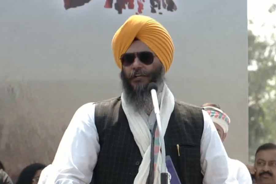 ব্রিগেডের মঞ্চে শিখ নেতা জার্নেল সিংহ। 