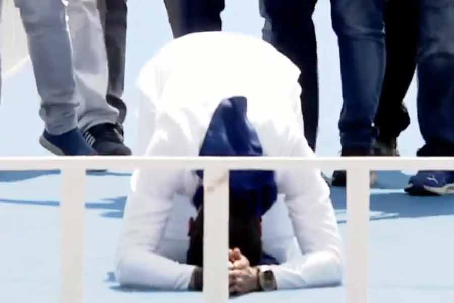 ব্রিগেডের সভার র‌্যাম্পে জনগণকে প্রণাম অভিষেকের। রবিবার।