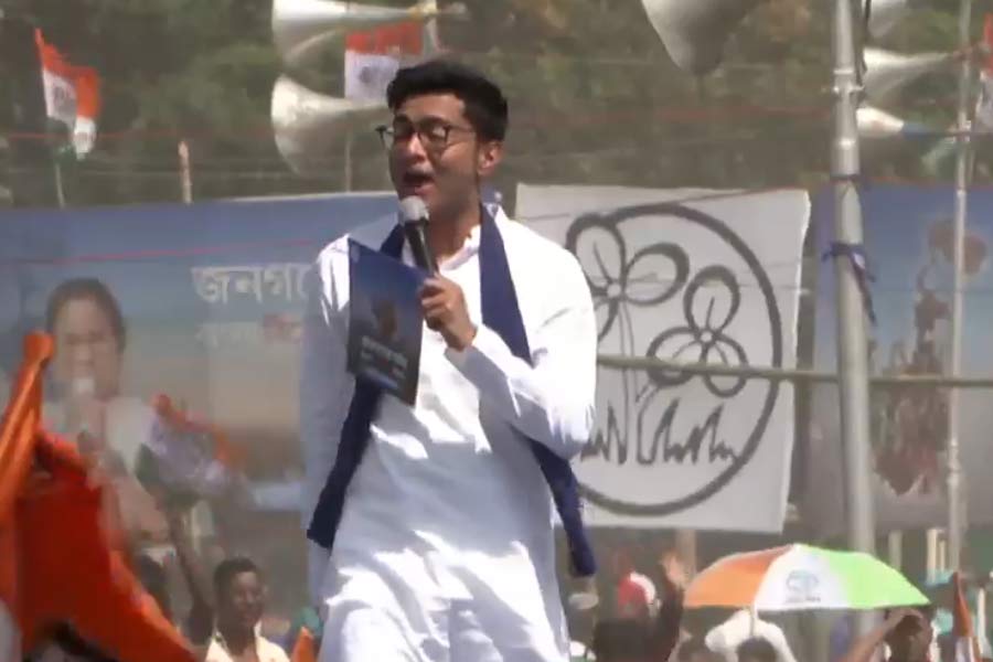 ব্রিগেডের সভায় বক্তা অভিষেক। রবিবার।