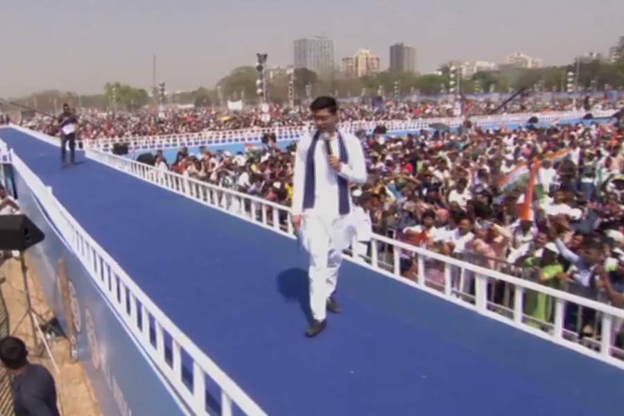 ব্রিগেডের র‌্যাম্পে হেঁটে বক্তৃতা অভিষেকের। রবিবার।