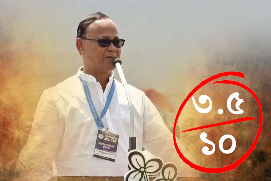 জগদীশচন্দ্র বর্মা বাসুনিয়া— সভার প্রথম বক্তা সিতাইয়ের তৃণমূল বিধায়ক। বক্তৃতার শুরু থেকেই তিনি কেন্দ্রের বিরুদ্ধে সুর চড়িয়েছেন। বাংলাকে কেন্দ্রের বঞ্চনা, ১০০ দিনের কাজ, আবাস যোজনার মতো বিষয়গুলি তুলে ধরেছেন। দেড় মিনিটের বক্তৃতার মধ্যে কেন্দ্রের বঞ্চনার কথাই ছিল বেশি। সুর চড়ালেও, সে ভাবে সুর বাঁধতে পারেননি তৃণমূল বিধায়ক। আনন্দবাজার অনলাইনের বিচারে তাই জগদীশচন্দ্র পাচ্ছেন ১০-এ সাড়ে ৩.৫।