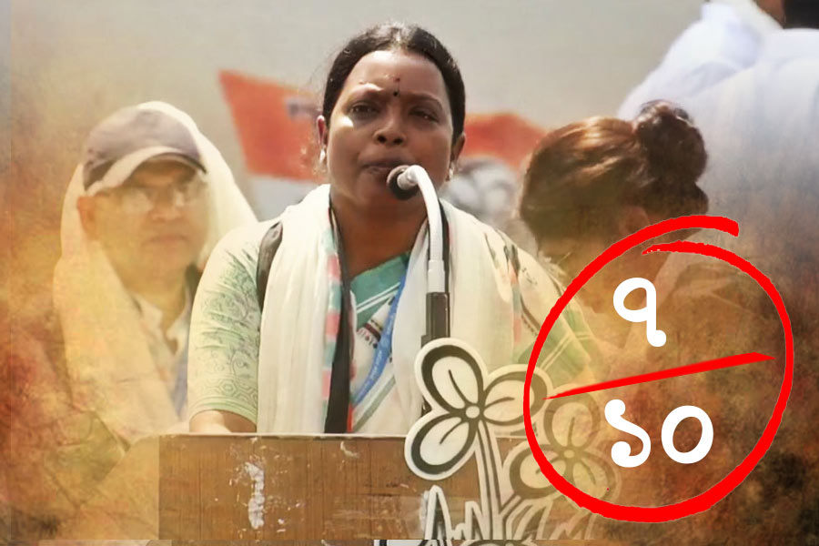 বিরবাহা হাঁসদা— রবিবারের ‘জনগর্জন সভা’য় তাঁর বক্তব্যের ঝাঁজ ছিল যথেষ্ট। জনজাতি সম্প্রদায়ের জন্য সাঁওতালিতে যেমন বক্তৃতা করেছেন, তেমনই বাংলায় বক্তৃতার ক্ষেত্রেও ছিলেন সাবলীল। সাঁওতালিতে কেন্দ্রীয় সরকারের বিরুদ্ধে যেমন সরব হয়েছেন, জনজাতিদের অধিকার নিয়ে তাঁর শুরু থেকেই বেশ চড়া ছিল। পাঁচ মিনিটের বক্তৃতায় সাবলীল ভাবে দু’ভাষাতেই বলে গিয়েছেন। জনজাতিরা তাঁদের অধিকার বুঝে নিতে যে কেন্দ্রের বিরুদ্ধে লড়াই চালিয়ে যাবেন, সেই হুঁশিয়ারিও শোনা গিয়েছে বিরবাহার কণ্ঠে। সব মিলিয়ে, রবিবার ‘জনগর্জন সভা’র মঞ্চে বিরবাহা যথেষ্ট সাবলীল। আনন্দবাজার অনলাইনের বিচারে ১০-এর মধ্যে তিনি পাচ্ছেন ৭।