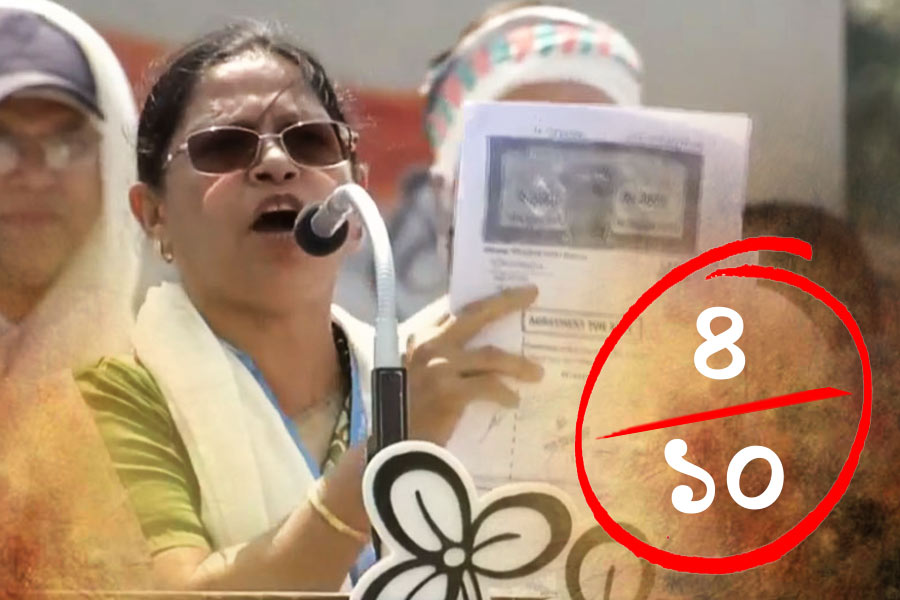 মমতাবালা ঠাকুর— চার মিনিটের মতো বক্তৃতা করেছেন। খুব একটা সাবলীল ছিলেন না। বক্তৃতা করতে গিয়ে একটু-আধটু হোঁচটও খেয়েছেন। নারী নির্যাতনের প্রসঙ্গে বলতে গিয়ে মণিপুর এবং হাথরসের উদাহরণ টেনে এনে নরেন্দ্র মোদী এবং বিজেপিকে আক্রমণ করেছেন। তবে তাঁর বক্তৃতার বেশির ভাগটাই ছিল কেন্দ্রীয় মন্ত্রী শান্তনু ঠাকুর এবং তাঁর বিরুদ্ধে ওঠা দুর্নীতির অভিযোগ নিয়ে। আনন্দবাজার অনলাইনের বিচারে তিনি ১০-এর মধ্যে পাচ্ছেন ৪।