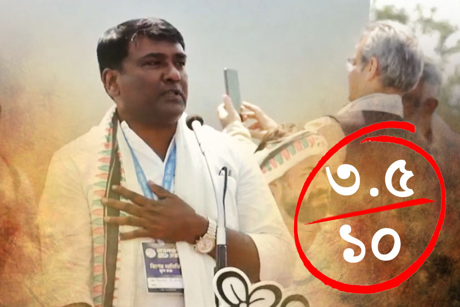 সঞ্জয় কুজুর— হিন্দিতে বক্তৃতা করেন। তিন মিনিটের বক্তৃতার মধ্যে ছিল তরাই এবং ডুয়ার্সের চা-শ্রমিকদের কথা। বিজেপি বা কেন্দ্রের বিরুদ্ধে একটি বাক্য ব্যয় করেননি। তবে বামফ্রন্ট সরকারের আমলে চা-শ্রমিকদের দুর্দশা উঠে এসেছে তাঁর বক্তব্যে। আর চা-শ্রমিকদের উন্নতি এবং তাঁদের পরিবারের জন্য মমতা বন্দ্যোপাধ্যায়ের সরকারের ভূমিকার প্রশংসা শোনা গিয়েছে তাঁর কণ্ঠে। অল্প সময়ের বক্তৃতা করেছেন। কিন্তু সপ্রতিভ দেখা যায়নি তাঁকে। আনন্দবাজার অনলাইনের বিচারে তিনি ১০-এ পাচ্ছেন ৩.৫।