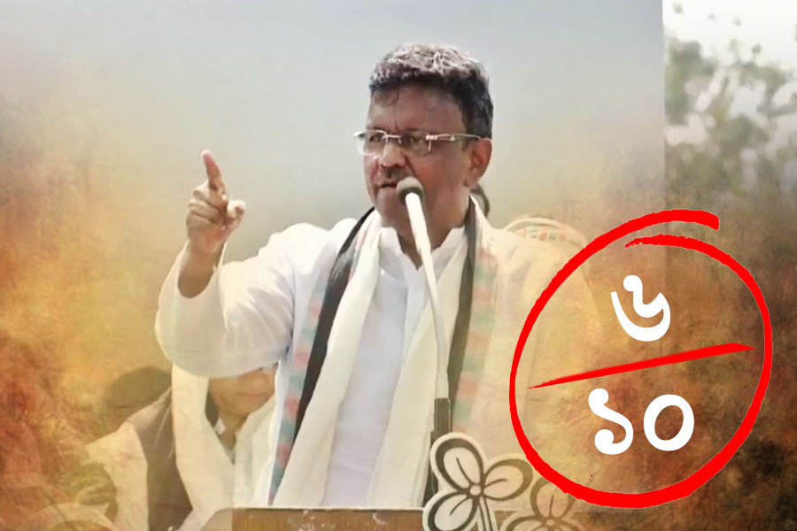 ফিরহাদ হাকিম— পাঁচ মিনিটের কিছু বেশি সময় বক্তৃতা করেছেন। শুরু থেকেই বিজেপি এবং কেন্দ্র সরকারের বিরুদ্ধে সুর চড়িয়েছেন। কখনও চড়ায় তুলেছেন স্বর, কখনও কটাক্ষের সুরও শোনা গিয়েছে তাঁর কণ্ঠে। তাঁর বক্তব্যে উঠে এসেছে ১০০ দিনের কাজের বকেয়া টাকা, সিবিআই, ইডি তল্লাশির কথাও। সন্দেশখালি নিয়ে তিন-চারটি বাক্য ব্যবহার করেছেন। সন্দেশখালির ঘটনায় শিবু, উত্তম এবং শাহজাহানকে গ্রেফতারে রাজ্য পুলিশকেই কৃতিত্ব দিয়েছেন তিনি। নারী নির্যাতন নিয়ে মণিপুর, হাথরস এবং কানপুরের প্রসঙ্গও উল্লেখ করেছেন ফিরহাদ। মমতা বন্দ্যোপাধ্যের নেতৃত্বে বাংলা অনেক সুরক্ষিত বলেই মন্তব্য করেছেন। ইডি, সিবিআই দিয়ে যে তাঁকে ভয় দেখানো যাবে না, সে কথাও বলেছেন ফিরহাদ। সব মিলিয়ে, আক্রমণের ঝাঁজ ছিল তাঁর বক্তব্যে। আননন্দবাজার অনলাইনের বিচারে তিনি ১০-এ পাচ্ছেন ৬।