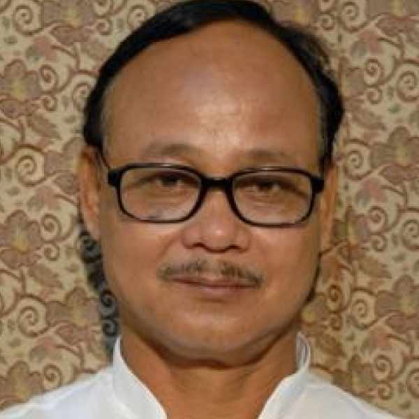 কোচবিহার থেকে তৃণমূল প্রার্থী করেছে জগদীশচন্দ্র বাসুনিয়াকে। গত বিধানসভা নির্বাচনেও তিনি শাসকদলের প্রার্থী হয়েছিলেন। জগদীশ পেশায় শিক্ষক ছিলেন। পরে রাজনীতিতে যোগ দেন। এ বার বর্তমান এই বিধায়ককে লোকসভায় লড়াই করতে পাঠাল তৃণমূল। 