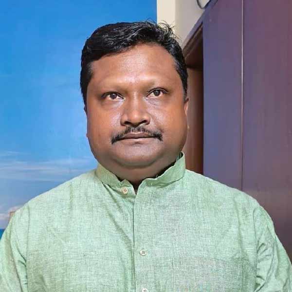 রাজ্যসভার সাংসদ প্রকাশ চিক বরাইককে অলিপুরদুয়ার আসনে প্রার্থী করেছে তৃণমূল। এই নেতা চা বাগানের কর্মী ছিলেন। সেখান থেকে রাজনীতিতে উঠে আসেন। এখন উত্তরবঙ্গের গুরুত্বপূর্ণ ওই আসনে তাঁর উপরই ভরসা রাখল তৃণমূল। 