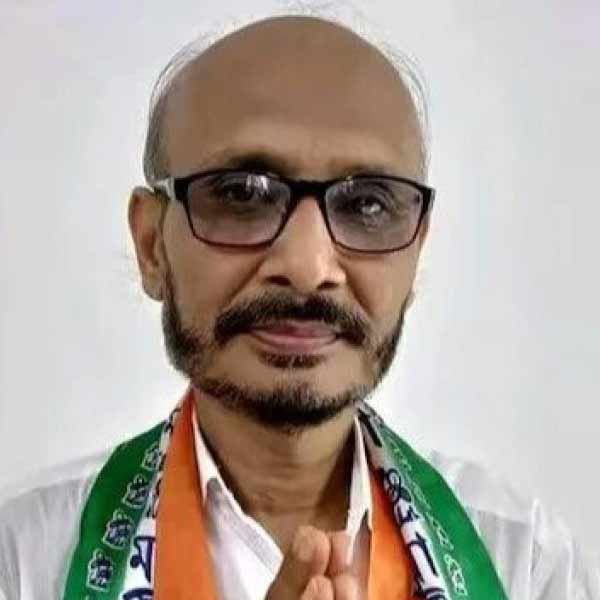 জলপাইগুড়িতে তৃণমূলের প্রার্থী হয়েছেন নির্মলচন্দ্র রায়। গত বছর উপনির্বাচনে জিতে তিনি বিধায়ক হন। পেশায় অধ্যাপক নির্মলকে এ বার লোকসভায় টিকিট দিলেন মমতা।