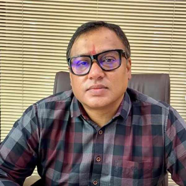 গত বিধানসভা নির্বাচনে বিজেপির টিকিটে জয়ী হয়েছিলেন তিনি। পরে দল বদল করে তৃণমূলে যান। এ বার রায়গঞ্জ আসনে দলবদলু বিধায়ক কৃষ্ণ কল্যাণীকে প্রার্থী করেছে তৃণমূল। রাজনীতিতে আসার আগে কৃষ্ণ ব্যবসায়ী ছিলেন।