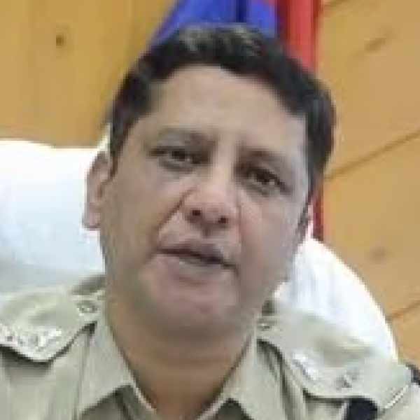 প্রাক্তন আইপিএস অফিসার প্রসূন বন্দ্যোপাধ্যায়কে মালদহ উত্তর আসনে প্রার্থী করেছে তৃণমূল। পুলিশে থাকাকালীন রায়গঞ্জ রেঞ্জের ডিআইজি পদে ছিলেন। মালদহের পুলিশ সুপারের দায়িত্বও সামলেছেন তিনি। 