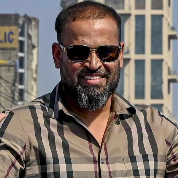 ক্রিকেটার ইউসুফ পাঠানকে বহরমপুর আসনে প্রার্থী করেছে তৃণমূল। ক্রিকেটে ‘অলরাউন্ডার’ হিসাবে তিনি পরিচিত। আইপিএলে কলকাতা নাইট রাইডার্সের হয়ে খেলেছেন তিনি। এ বার তাঁকেই কংগ্রেস নেতা অধীর চৌধুরীর মুখোমুখি দাঁড় করালেন মমতা। 