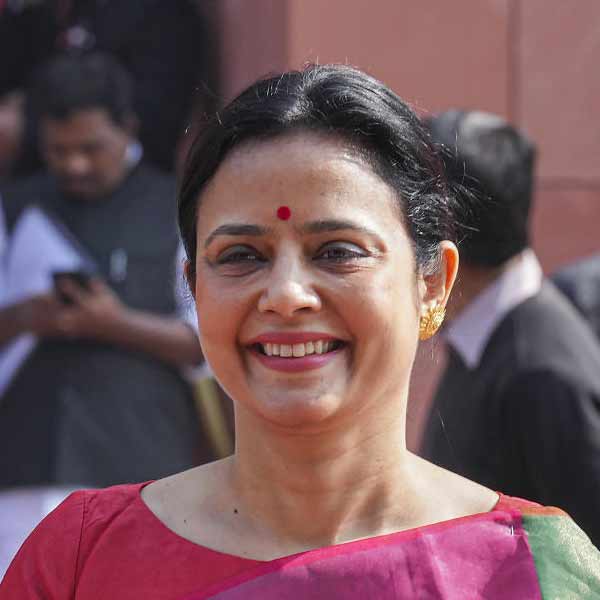  বার বার শিরোনামে উঠে এসেছেন তিনি। তাঁর সাংসদ পদও খারিজ করা হয়েছে। তবুও তাঁকেই বেছে নিয়েছে তৃণমূল। তাঁর নাম প্রার্থী হিসাবে আগেই ঘোষণা করেছিলেন তৃণমূলনেত্রী। সেই মতো কৃষ্ণনগর থেকে মহুয়া মৈত্রকে আবার টিকিট দিল তৃণমূল।