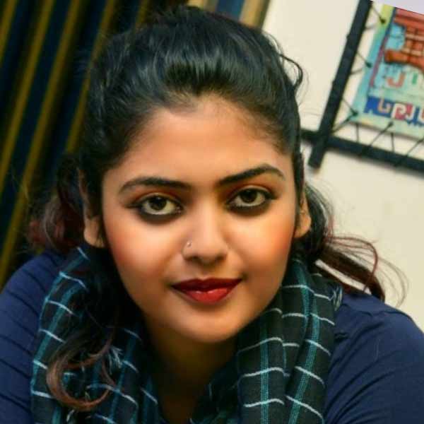 সাংসদপদ ছেড়ে দিয়েছেন মিমি চক্রবর্তী। তাঁর জায়গায় যাদবপুরে আরেক অভিনেত্রী সায়নী ঘোষকে প্রার্থী করেছে তৃণমূল। সায়নী যুব তৃণমূলের সভানেত্রী পদে কাজ করেছেন।