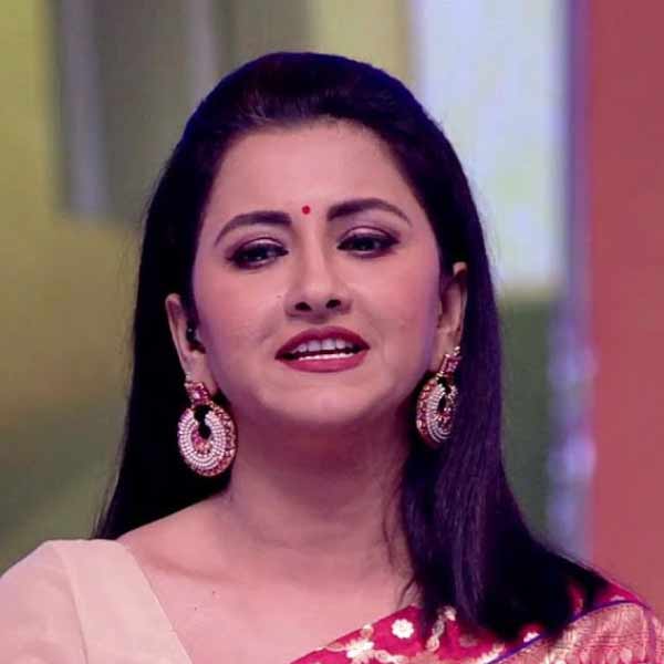 হুগলি আসনে বড় চমক দিয়েছে তৃণমূল। ওই আসনে তাদের প্রার্থী হয়েছেন অভিনেত্রী রচনা বন্দ্যোপাধ্যায়। একটি জনপ্রিয় রিয়েলিটি শো-র করে তিনি বহুল প্রচারিত। কয়েক দিন আগে ওই শোতে অংশও নিয়েছেন মমতা। তার পরেই তাঁর রাজনীতিতে যোগ নিয়ে চর্চা শুরু হয়। অবশেষে বিজেপির লকেট চট্টোপাধ্যায়ের বিরুদ্ধে রচনাকে প্রার্থী করল তৃণমূল। 