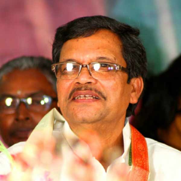 পুরুলিয়া আসনে তৃণমূলের প্রার্থী হয়েছেন শান্তিরাম মাহাতো। তিনি এখন বলরামপুরের বিধায়ক। সেখান থেকে তুলে শান্তিরামকে লোকসভায় সুযোগ দিচ্ছে তৃণমূল।