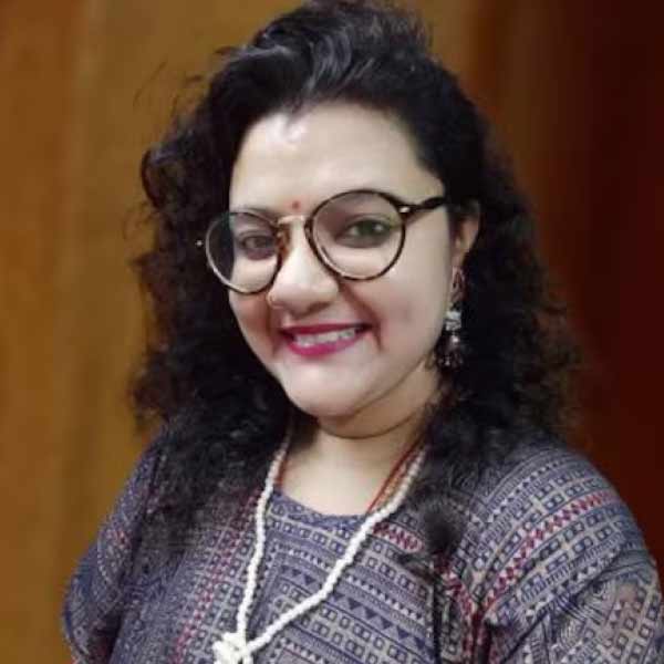 স্বামী তখন জেলে। লড়াই করে নিজের স্বামীকে জিয়েছিলেন। পরে দলবদল। সেই স্বামীর সঙ্গে বিচ্ছেদ। এখন আবার লড়াই করতে নামবেন তিনি। এ বার বিষ্ণুপুরে সেই সুজাতা মণ্ডলকে প্রার্থী করল তৃণমূল। 